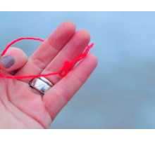 Червона нитка на зап'ястку зклонницею Вековий Схід