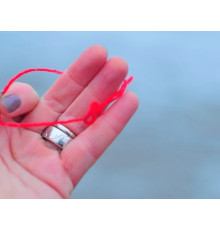 Червона нитка на зап'ястку зклонницею Вековий Схід