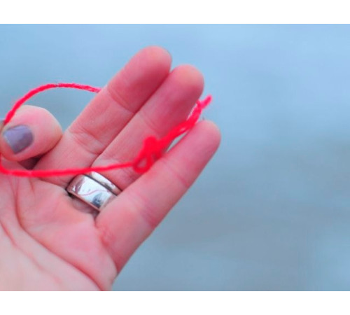 Червона нитка на зап'ястку зклонницею Вековий Схід