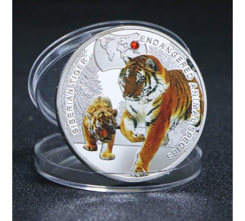 Срібна монета Тигр Великого Багатства та Здоров'я з червоним кристалом
