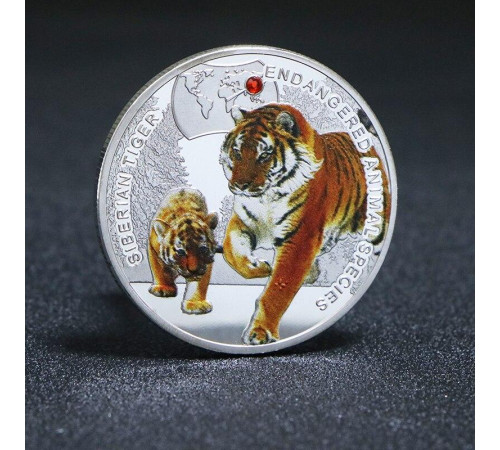 Срібна монета Тигр Великого Багатства та Здоров'я з червоним кристалом