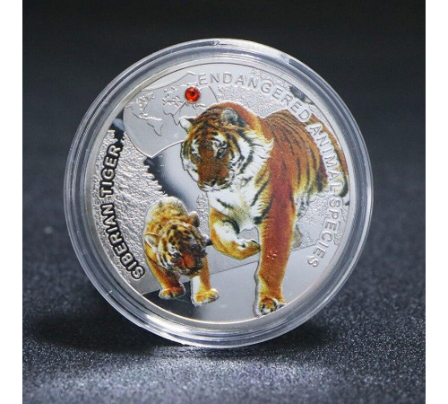 Срібна монета Тигр Великого Багатства та Здоров'я з червоним кристалом