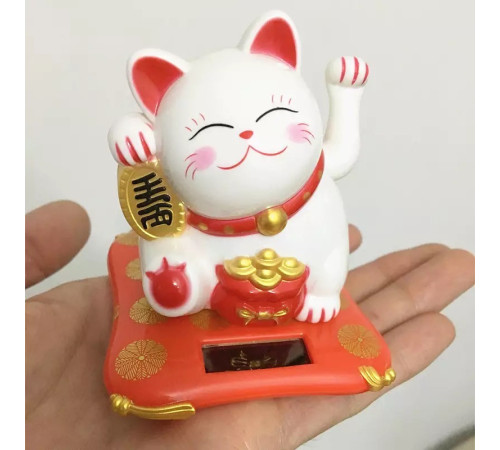 Кіт Багатства Манекі — Неко на сонячній батареї