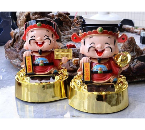 Бог Багатства з грошовим золотим злитком у руках на сонячних батареях 10 см