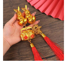 Підвіска Кролик Сундук із Скарбами на червоній нитці 38 см для багатства та процвітання