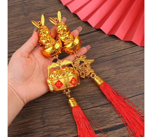 Підвіска Кролик Сундук із Скарбами на червоній нитці 38 см для багатства та процвітання