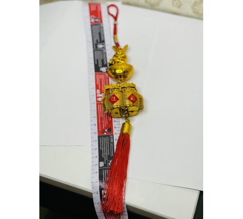 Підвіска Кролик Сундук із Скарбами на червоній нитці 38 см для багатства та процвітання