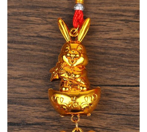 Підвіска Кролик Сундук із Скарбами на червоній нитці 38 см для багатства та процвітання