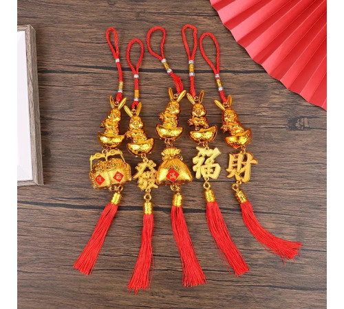 Підвіска Кролик Сундук із Скарбами на червоній нитці 38 см для багатства та процвітання