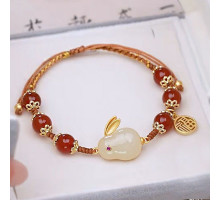 Браслет Нефритовий Кролик із червоним агатом розкішний на золотій нитки для великого багатства та любові