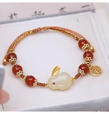 Браслет Нефритовий Кролик із червоним агатом розкішний на золотій нитки для великого багатства та любові