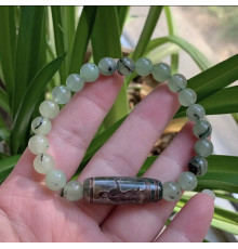Бусина Дзі «Бергіня Тара» в браслеті з Тибетського зеленого агату для набуття удачі, успіху в будь-яких справах