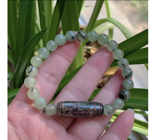 Бусина Дзі «Бергіня Тара» в браслеті з Тибетського зеленого агату для набуття удачі, успіху в будь-яких справах