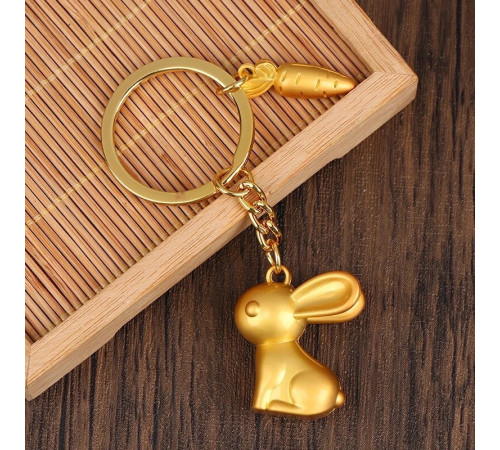 Брелок Кролик Золотий з морквою приносить любов, романтику та партнерство