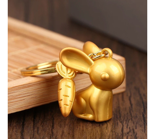 Брелок Кролик Золотий з морквою приносить любов, романтику та партнерство