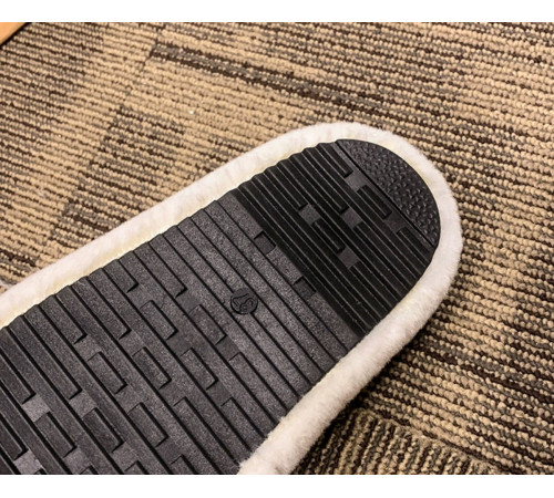 Жіночі Брендові капці Louis Vuitton Пухнасті з Чотирилистим Клевером для удачі білі 40 розмір