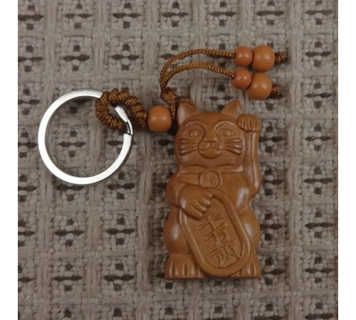 Брелок Щасливий Кіт Багатства Манекі Неко з дерева з китайським талісманом багатства та великої удачі Тибету