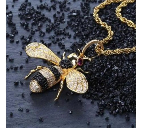 Золота підвіска Бджола з фіанітами та цирконієм на ланцюжку підвищує рівень особистої енергії, ріст грошей